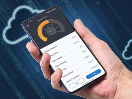 Mechaniker verwendet ein Diagnosegerät zur Fahrzeugdiagnose in der Werkstatt